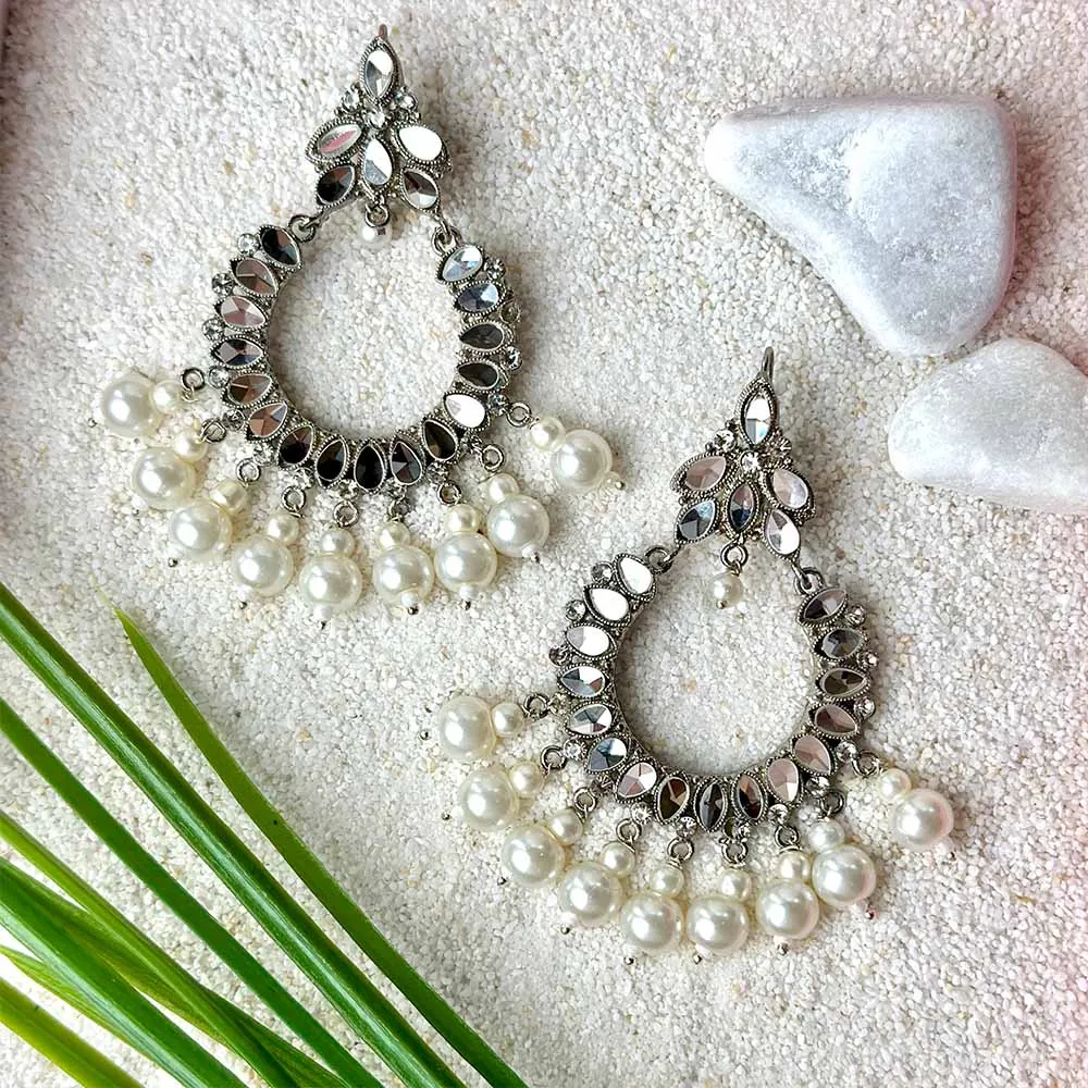 Manika Earrings (Silver Pearl)